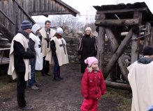 Отхожее место по-средневековому, с демонстрацией